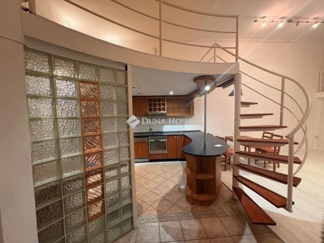 Eladó téglalakás, Budapesten, VI. kerületben 77.9 M Ft, 1 szobás