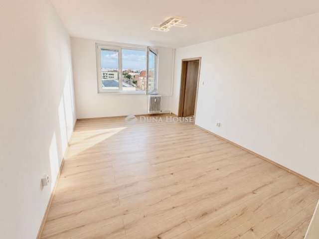 Eladó panellakás, Debrecenben 69.9 M Ft, 3 szobás