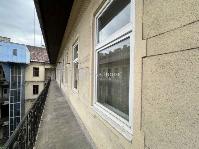 Eladó téglalakás, Budapesten, VI. kerületben 82.8 M Ft, 2 szobás