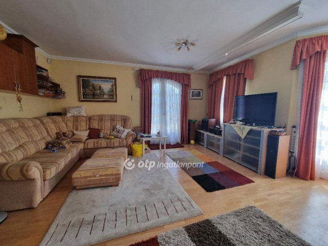 Eladó családi ház, Pápán 89.9 M Ft, 5 szobás