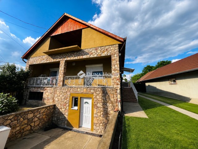 Eladó családi ház, Tápiószecsőn 89.9 M Ft, 6 szobás