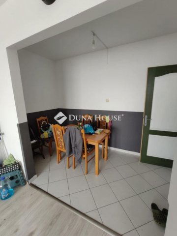 Eladó panellakás, Tatabányán 38 M Ft, 3 szobás