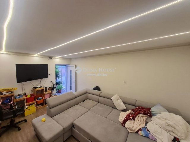 Eladó családi ház, Balatonszabadiban 89.9 M Ft, 5 szobás