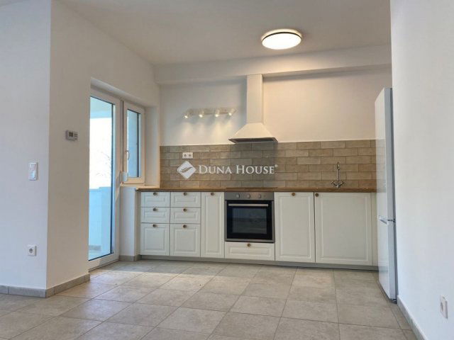 Kiadó téglalakás, albérlet, Zsámbékon, Zichy Miklós téren