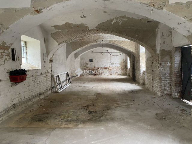 Eladó iroda, Sopronban 19.8 M Ft, 2 szobás / költözzbe.hu