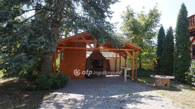 Eladó hotel, Gyöngyösön 396 M Ft, 23 szobás