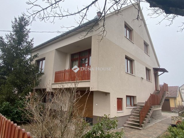 Eladó családi ház, Ladánybenén 69.9 M Ft, 5 szobás