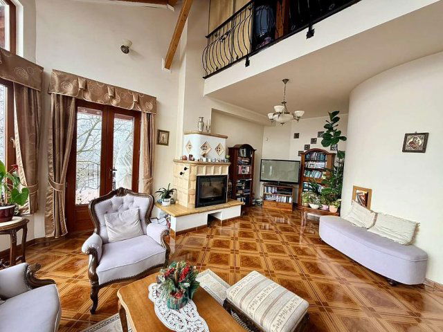 Eladó családi ház, Vácon 350 M Ft, 8+2 szobás