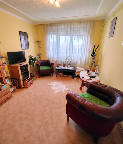 Eladó panellakás, Cegléden 46.9 M Ft, 4 szobás