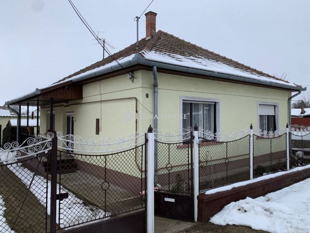 Eladó családi ház, Táborfalván 49 M Ft, 3 szobás