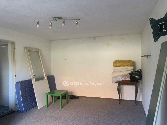 Eladó családi ház, Csemőn 16 M Ft, 2 szobás