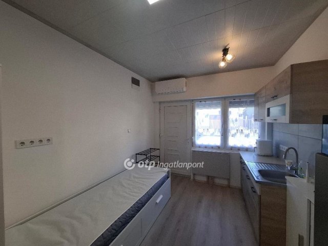 Eladó téglalakás, Egerben 19.9 M Ft, 1 szobás