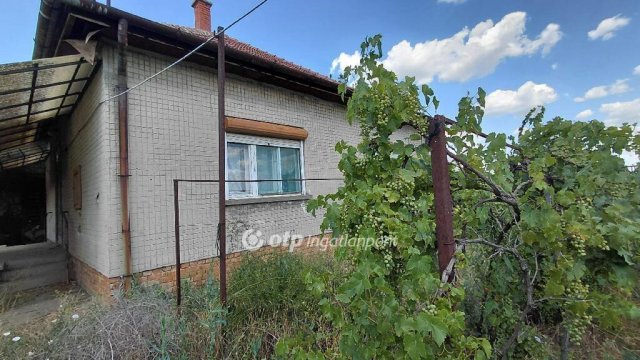 Eladó családi ház, Orosházán 6.8 M Ft, 2 szobás