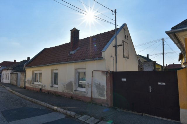 Eladó családi ház, Veszprémben 21.9 M Ft, 2 szobás