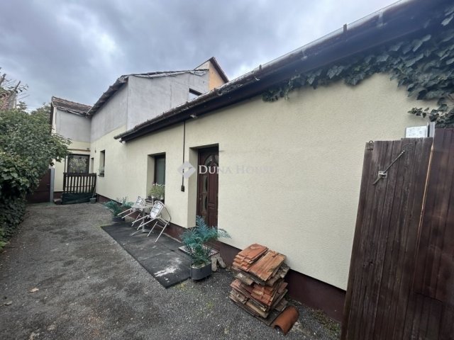 Eladó családi ház, Székesfehérvárott 71.99 M Ft, 6 szobás