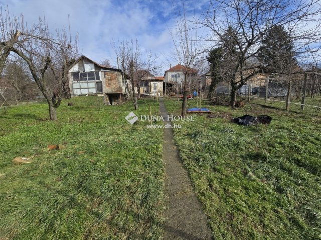 Eladó családi ház, Komlón 29.9 M Ft, 3 szobás