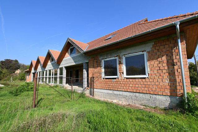 Eladó iroda, Pétfürdőn 55 M Ft, 8 szobás / költözzbe.hu