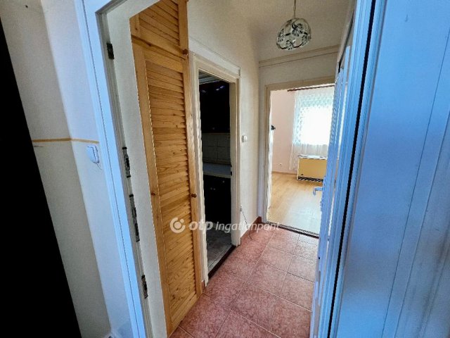 Eladó téglalakás, Tiszalökön 9.8 M Ft, 1 szobás