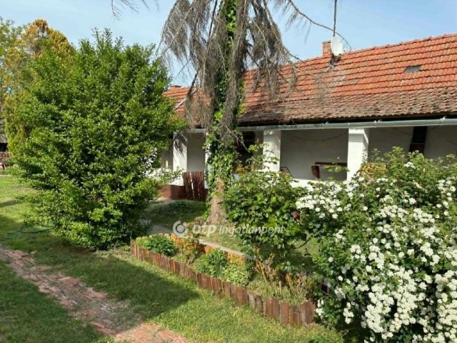 Eladó családi ház, Békésen 14.5 M Ft, 2 szobás