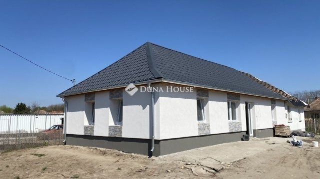 Eladó ikerház, Tápióbicskén 49.5 M Ft, 4 szobás
