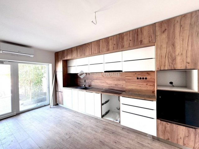 Eladó téglalakás, Pécsett 98.5 M Ft, 4 szobás