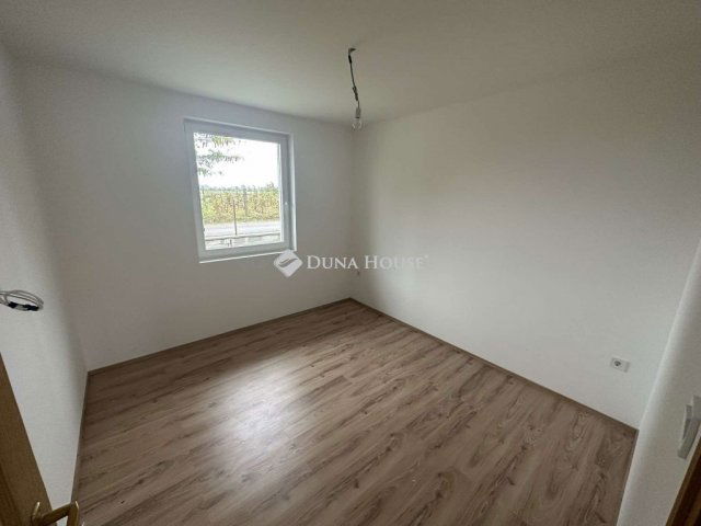 Eladó ikerház, Kakucson 89.9 M Ft, 4 szobás