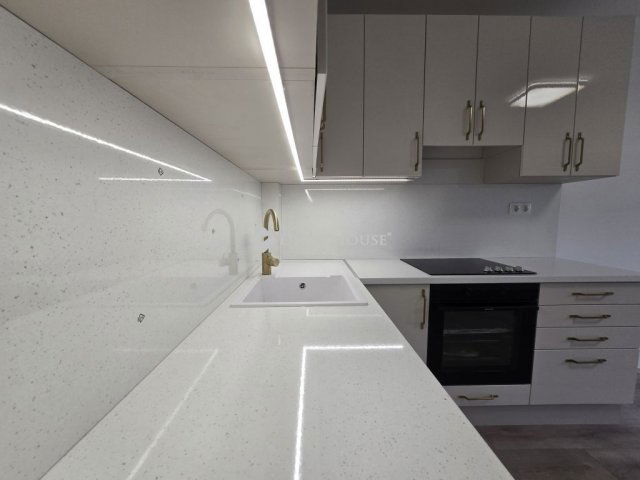 Eladó panellakás, Pécsett 48.9 M Ft, 3 szobás