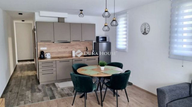 Eladó téglalakás, Siófokon 214 M Ft, 5 szobás