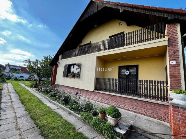 Eladó családi ház, Mohácson 99 M Ft, 6 szobás
