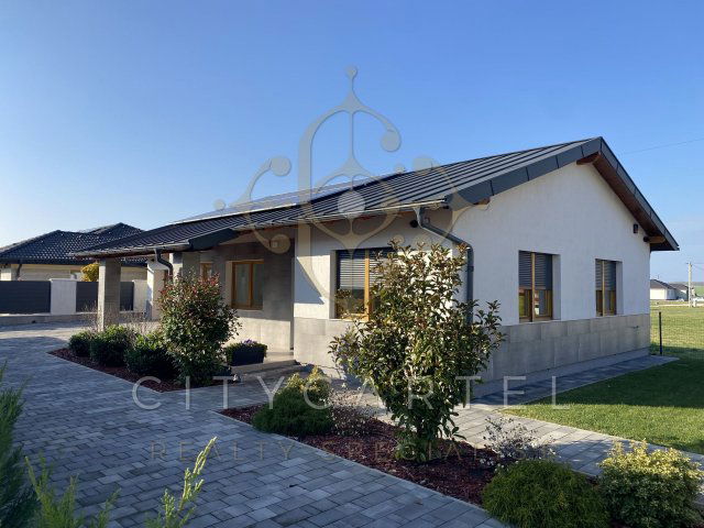 Eladó családi ház, Balatonkeresztúron 147.9 M Ft, 4 szobás