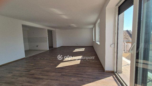 Eladó téglalakás, Szegeden 112 M Ft, 3 szobás