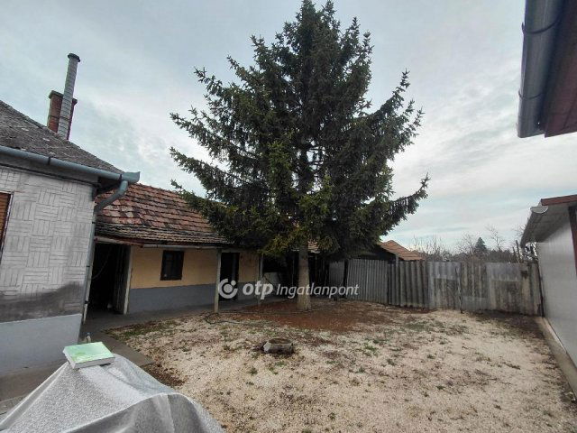 Eladó családi ház, Jászfényszarun 30 M Ft, 3 szobás