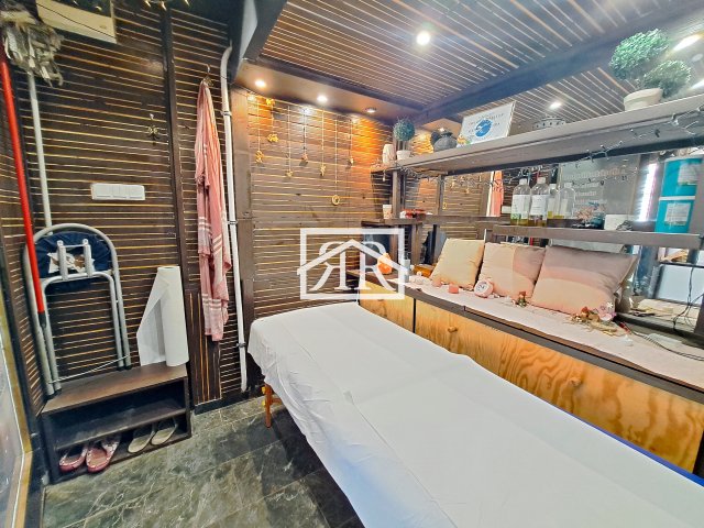 Kiadó üzlethelyiség, Szegeden, Párizsi körúton 140 E Ft / hó