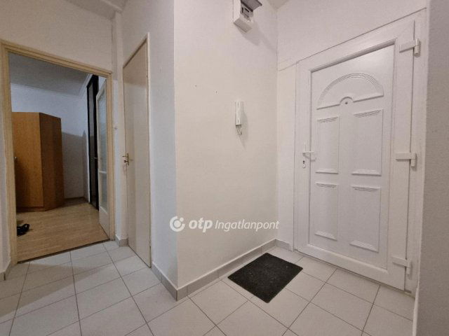 Eladó téglalakás, Pápán 33.95 M Ft, 1+1 szobás