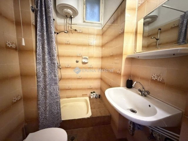 Eladó téglalakás, Budapesten, VI. kerületben 64.9 M Ft, 1 szobás