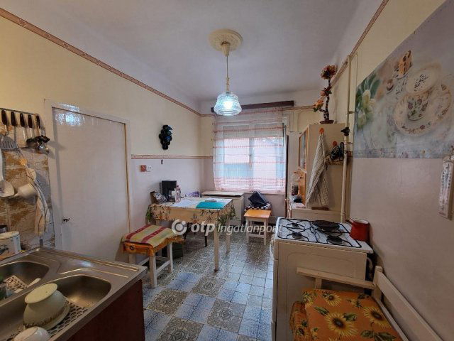 Eladó családi ház, Kisújszálláson 13 M Ft, 1+1 szobás