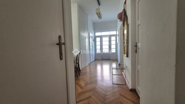 Eladó családi ház, Balatonfüreden 380 M Ft, 6 szobás
