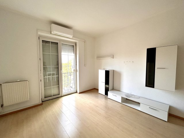Kiadó téglalakás, albérlet, Komáromban 200 E Ft / hó, 2 szobás