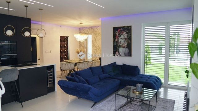 Eladó családi ház, Debrecenben 215 M Ft, 4 szobás