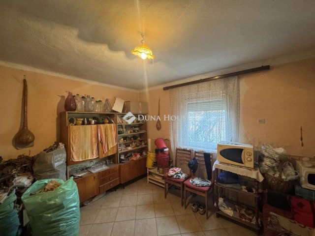 Eladó családi ház, Pécsett 12.9 M Ft, 1 szobás