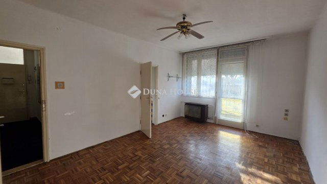 Kiadó téglalakás, albérlet, Szombathelyen, Paragvári utcában