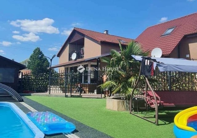 Eladó családi ház, Gyálon 200 M Ft, 8 szobás