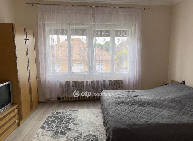 Eladó családi ház, Cegléden 75 M Ft, 4+1 szobás