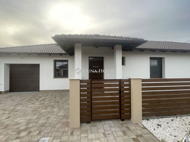 Eladó családi ház, Kecskeméten 128 M Ft, 5 szobás