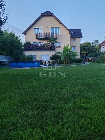 Eladó családi ház, Csömörön 289 M Ft, 7+2 szobás