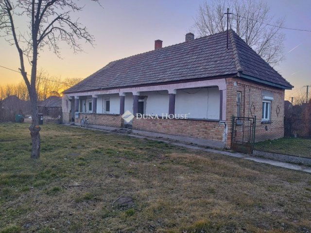 Eladó családi ház, Alapon 16 M Ft, 3 szobás