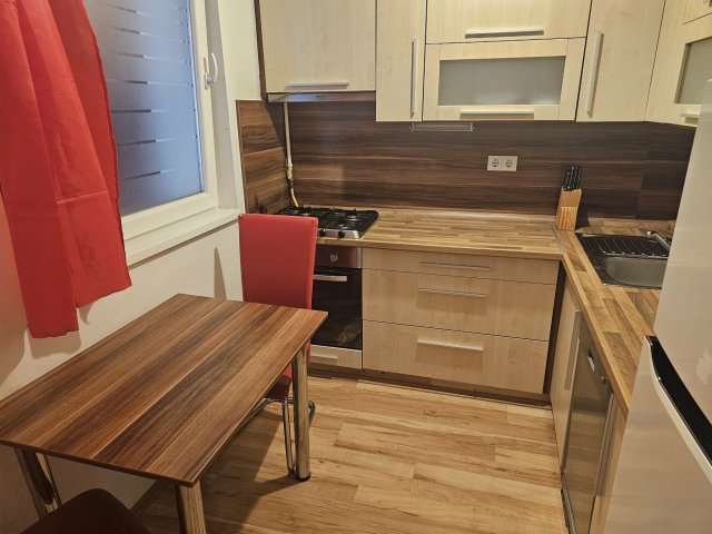Kiadó téglalakás, albérlet, Pécsett 240 E Ft / hó, 2 szobás
