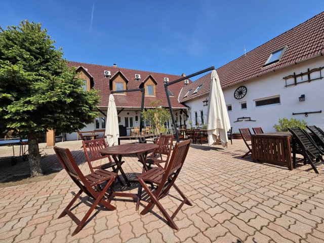 Eladó hotel, Bakson 399 M Ft, 20+5 szobás / költözzbe.hu