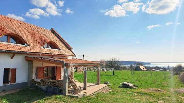 Eladó nyaraló, Balatonalmádiban 321 M Ft, 3+1 szobás