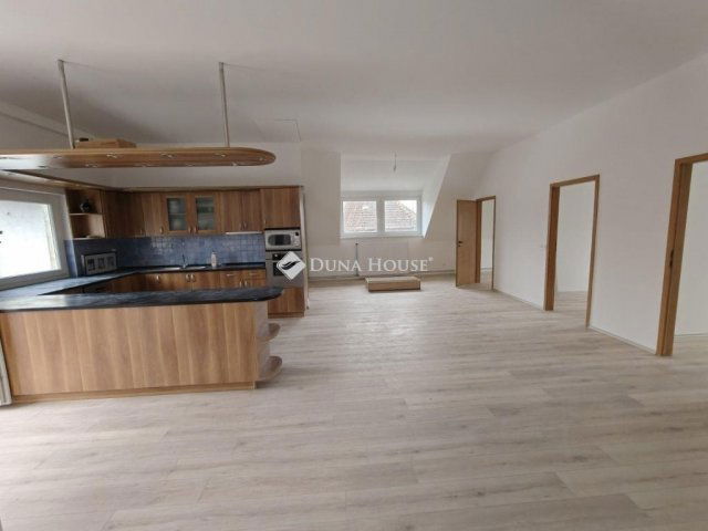 Eladó téglalakás, Budapesten, XV. kerületben 95 M Ft, 4 szobás